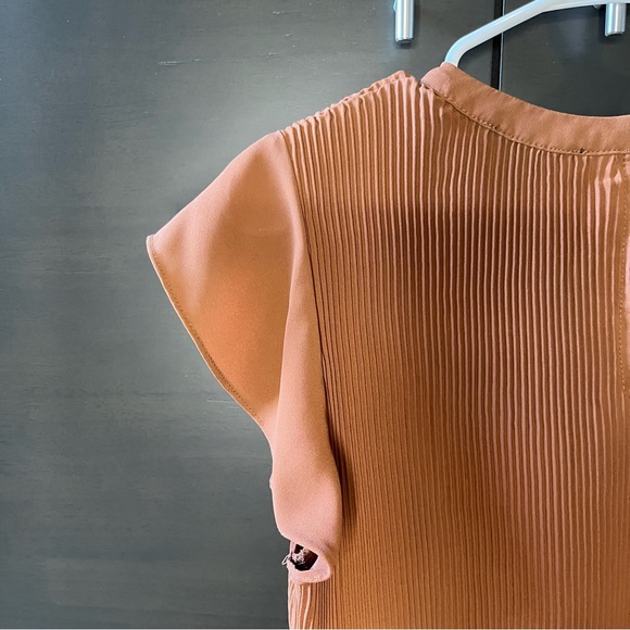 Flowy Blouse - Picture 5 of 6